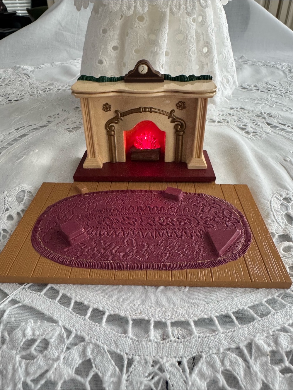 Vintage Hallmark The Bearingers Lighted Fireplace Ornament in box 1993
